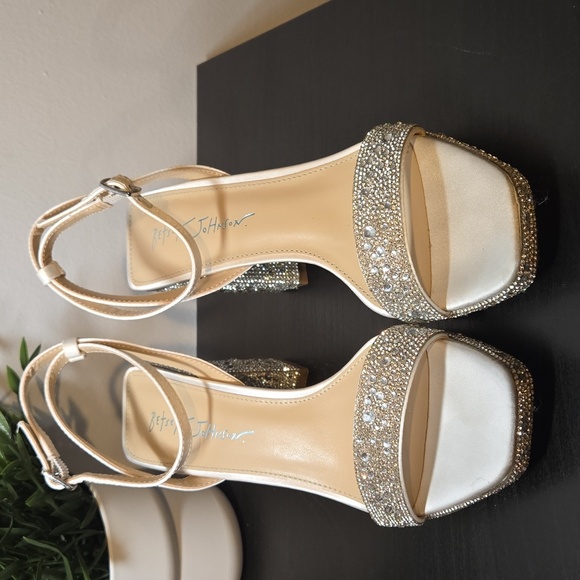 BETSEY JOHNSON X DAVID'S BRIDAL RHINESTONE HEELS - Picture 3 of 10